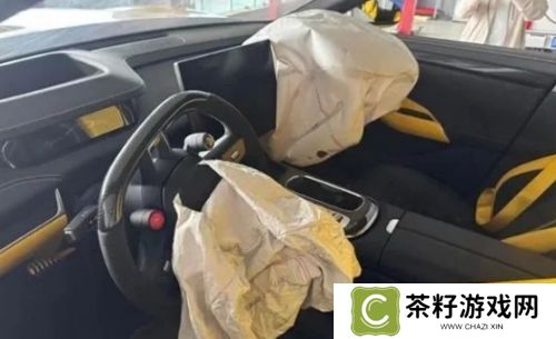小米SU7 Ultra赛道事故曝光，现场状况十分惨烈，雷军紧急回应