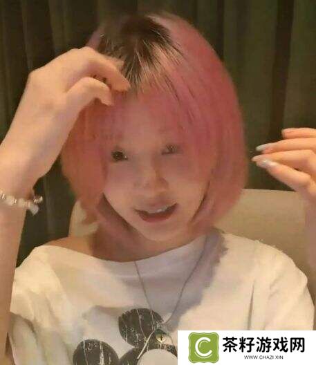 失踪五年突然开播，前“LOL一姐”小米粥闪现某博