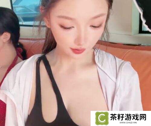 米娜三亚泳装直播引热议：身材太火辣，水上项目陷＂揩油＂争议